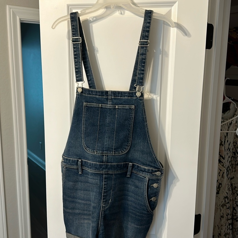 Old navy stretchy overall shorts size large never worn